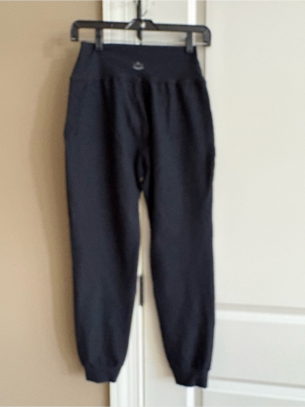 Beyond Yoga black midi jogger - Picture 2 of 7